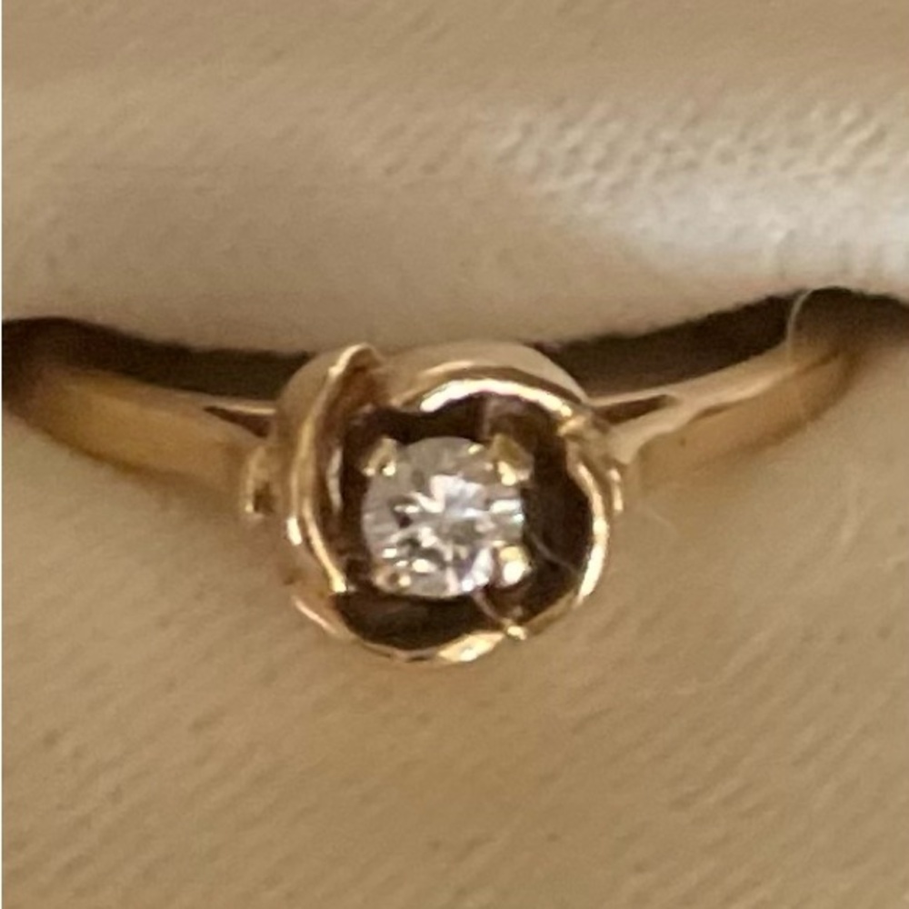 Elegant Vintage 14k Gold 1/4k Diamond Ring